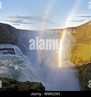 Cascate Gullfoss e doppio arcobaleno, fiume Hvitá, Haukadalur, Golden Circle, Islanda, Europa Foto Stock