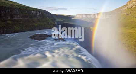 Cascate Gullfoss e rainbow, fiume Hvitá, Haukadalur, Golden Circle, Islanda, Europa Foto Stock