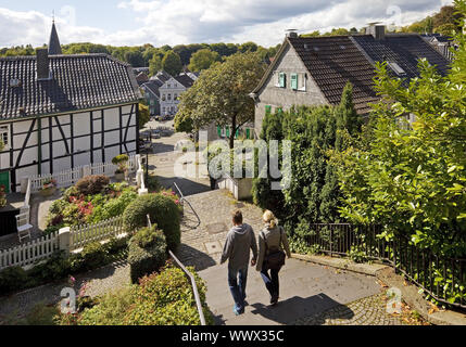 Vista dalla chiesa scale per la città vecchia di Graefrath , Solingen, Bergisches Land, Germania, Europa Foto Stock