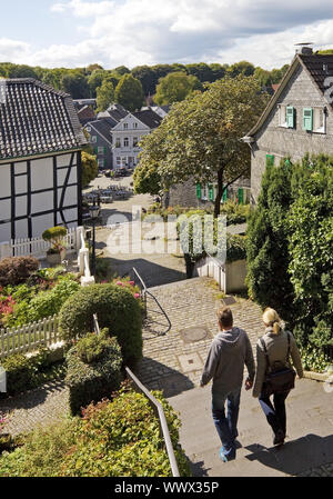 Vista dalla chiesa scale per la città vecchia di Graefrath , Solingen, Bergisches Land, Germania, Europa Foto Stock