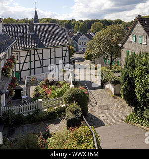 Vista dalla chiesa scale per la città vecchia di Graefrath , Solingen, Bergisches Land, Germania, Europa Foto Stock