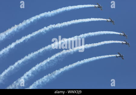 Hechtel, Belgio. Xv Sep, 2019. Un team di acrobazia aerea dal Regno Unito esegue presso l'International Sanicole Airshow in Hechtel, Belgio, Sett. 15, 2019. Credito: Wang Xiaojun/Xinhua/Alamy Live News Foto Stock