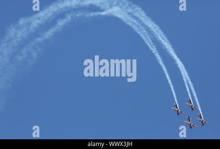 Hechtel, Belgio. Xv Sep, 2019. Il Royal Jordanian Falcons aerobatic team esegue presso l'International Sanicole Airshow in Hechtel, Belgio, Sett. 15, 2019. Credito: Wang Xiaojun/Xinhua/Alamy Live News Foto Stock