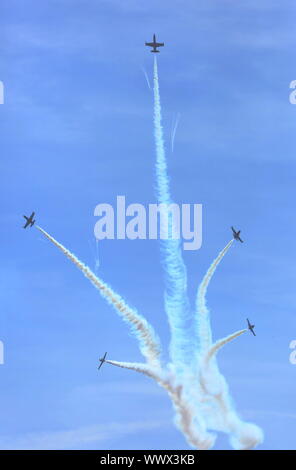 Hechtel, Belgio. Xv Sep, 2019. Un team di acrobazia aerea dalla Francia esegue presso l'International Sanicole Airshow in Hechtel, Belgio, Sett. 15, 2019. Credito: Wang Xiaojun/Xinhua/Alamy Live News Foto Stock