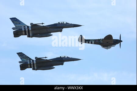 Hechtel, Belgio. Xv Sep, 2019. Due F-16 jet fighter belga della Air Force accompagnare un vintage 'Spitfire', un famoso fighter in WW II, durante uno spettacolo acrobatico presso l'International Sanicole Airshow in Hechtel, Belgio, Sett. 15, 2019. Credito: Wang Xiaojun/Xinhua/Alamy Live News Foto Stock