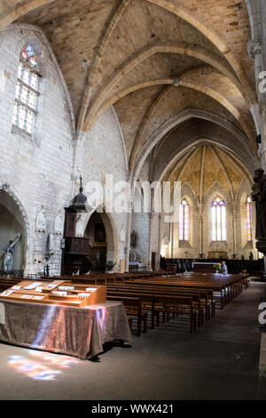 Interno della chiesa di Monpazier, mostrando il suo soffitto a volta Foto Stock