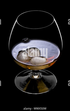 Whisky sulle rocce in un bel bicchiere Foto Stock