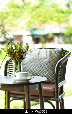 Sedia e tavolo da caffè in un decorativo impostazione esterna Foto Stock