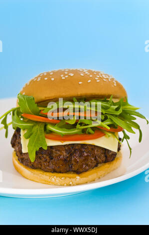 Hamburger con formaggio e pomodoro mista e insalata mista Foto Stock