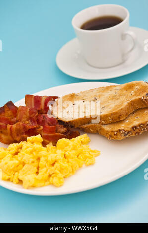 La prima colazione americana, pancetta e uova strapazzate Foto Stock