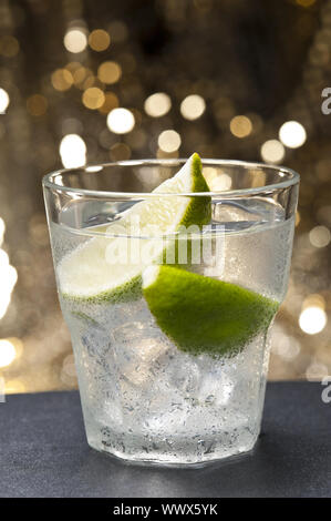 Cocktail Caipiroska decorate graziosamente davanti a uno sfondo colorato Foto Stock