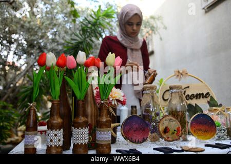 La striscia di Gaza, la Palestina. Xvi Sep, 2019. Artista palestinese Ghada Al-Tawashi funziona su un pezzo di arte al suo posto a Deir El-Balah campo di rifugiati nella zona centrale della striscia di Gaza, Sett. 16, 2019. Al-Tawashi, 25, raccoglie scartato articoli per la casa della famiglia e degli amici e rende i pezzi d'arte fuori di essi. Credito: Xinhua/Alamy Live News Foto Stock