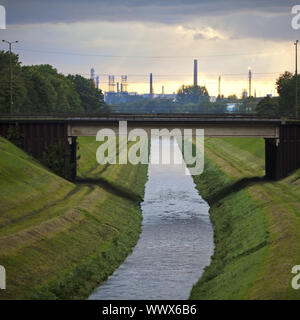 Fiume Emscher con BP raffineria di petrolio in background, Gelsenkirchen, zona della Ruhr, Germania, Europa Foto Stock