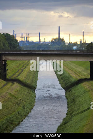 Fiume Emscher con BP raffineria di petrolio in background, Gelsenkirchen, zona della Ruhr, Germania, Europa Foto Stock