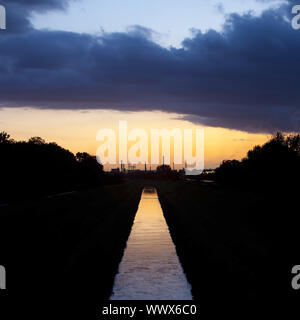 Fiume Emscher con BP raffineria di petrolio al tramonto, Gelsenkirchen, zona della Ruhr, Germania, Europa Foto Stock