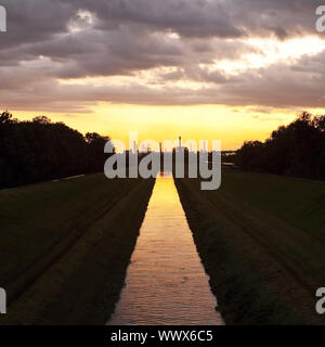 Fiume Emscher con BP raffineria di petrolio al tramonto, Gelsenkirchen, zona della Ruhr, Germania, Europa Foto Stock