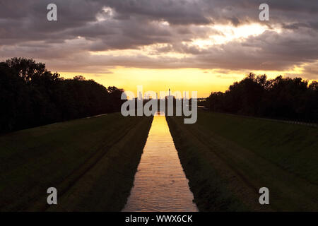 Fiume Emscher con BP raffineria di petrolio al tramonto, Gelsenkirchen, zona della Ruhr, Germania, Europa Foto Stock