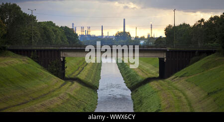 Fiume Emscher con BP raffineria di petrolio in background, Gelsenkirchen, zona della Ruhr, Germania, Europa Foto Stock