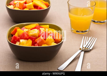 Due ciotola di miscelati una insalata di frutta tropicale Foto Stock