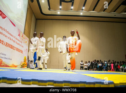 (190916) -- KIGALI, Sett. 16, 2019 (Xinhua) -- Un cinese di Kung Fu (arti marziali) in termini di prestazioni è andata in scena a Kigali, capitale del Rwanda, il 7 settembre 16, 2019. Varie cinese di Kung Fu (arti marziali) le prestazioni sono messe in scena qui Domenica sera per celebrare il settantesimo anniversario della fondazione della Repubblica popolare cinese. Cinese e gli artisti interpreti o esecutori ruandesi tra adulti e bambini, hanno intrattenuto una casa piena di circa 500 spettatori con vari Kung Fu prestazioni quali Tai Chi, Wing Chun, Qigong Sanda e. (Foto di Cirillo Ndegeya/Xinhua) Foto Stock