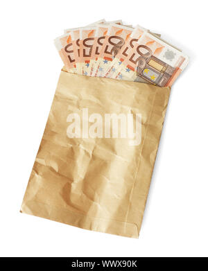 50 euro bills in una busta marrone, isolato su bianco con ombra naturale. Foto Stock