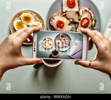 Una sana prima colazione.panini, uova sode, nero caffè da agricoltura biologica Foto Stock