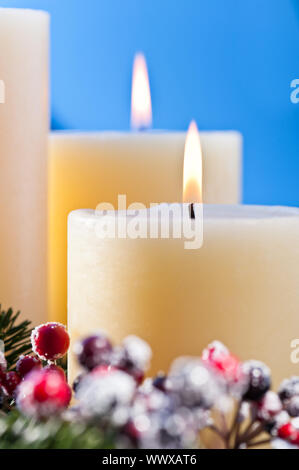 Tre candele accese in un avvento floreale per l Avvento e il Natale un bel close up shoot Foto Stock