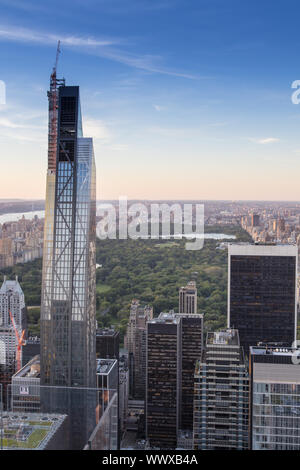 New York, Stati Uniti d'America - 11 Giugno 2019: skyline di New York e Central Park visto dalla parte superiore della roccia, Foto Stock