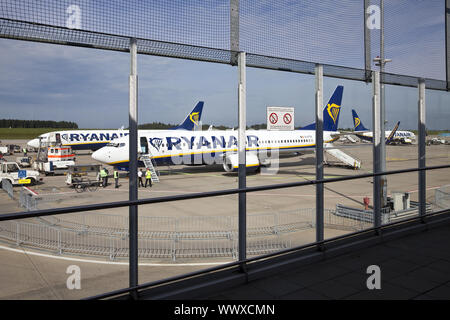Aeroporto Frankfurt-Hahn con airplaine di Ryan Air, Renania-Palatinato, Germania, Europa Foto Stock