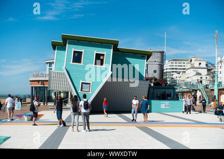 Upside Down House sul lungomare di Brighton. Brighton, East Sussex, England, Regno Unito Foto Stock