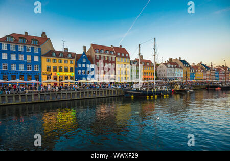 Il quartiere di Nyhavn è uno dei più famosi luoghi di interesse di Copenhagen, Danimarca Foto Stock