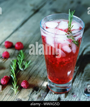 Cocktail di alcool o cocktail alla frutta bere decorate rosmarino Foto Stock