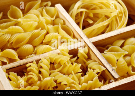 Set di quattro varietà di pasta in una scatola di legno Foto Stock