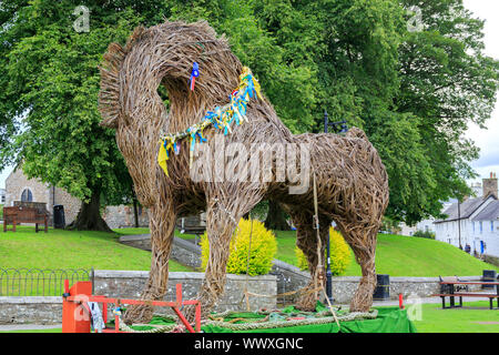 KIRKCUDBRIGHT in Scozia - Agosto 13, 2019: gigantesco cavallo di vimini collocati presso il Fisherman's green a Kirkcudbright porto vicino al fiume Dee in Foto Stock