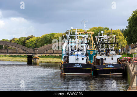 KIRKCUDBRIGHT in Scozia - Agosto 13, 2019: barche da pesca ormeggiate a lato del porto a Kirkcudbright Foto Stock