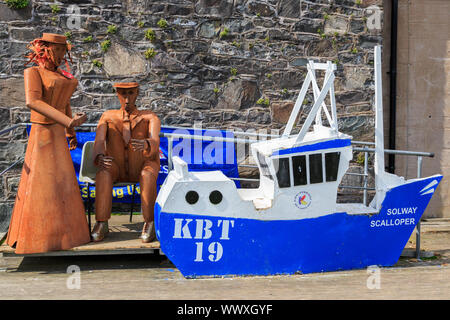 KIRKCUDBRIGHT in Scozia - Agosto 13, 2019: una coppia di sculture di metallo e un modello di barca da pesca a Kirkcudbright zona porto Foto Stock