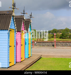 KIRKCUDBRIGHT in Scozia - Agosto 13, 2019: fila di tre colorate cabine a Kirkcudbright zona porto Foto Stock