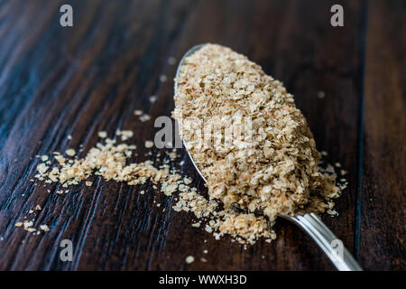 Il germe di grano in cucchiaio. Pronto per l'uso. Alimenti biologici. Foto Stock