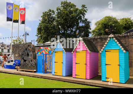 KIRKCUDBRIGHT in Scozia - Agosto 13, 2019: fila di tre colorate cabine a Kirkcudbright zona porto Foto Stock