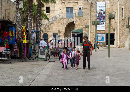 Poco arabo ragazze azienda uno per un altro andando a scuola in Akko, Israele Foto Stock