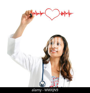 Asian Indian medico donna disegno un heartbeat su sfondo bianco. Concetto medico Foto Stock