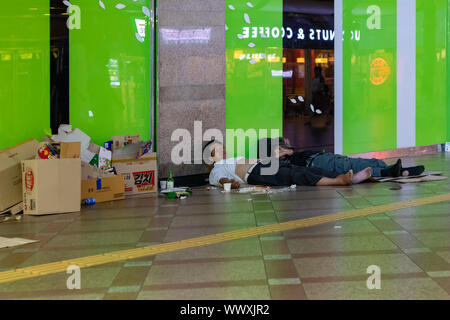 / Seoul COREA DEL SUD - Il 18 agosto 2018: bevuto senzatetto in un centro commerciale a Seoul COREA DEL SUD Foto Stock