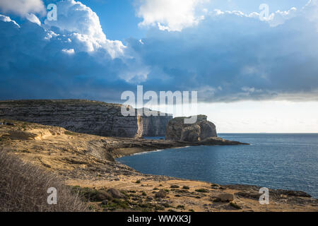 Vista panoramica della Baia di Dwejra con la roccia del fungo, Gozo, Malta Foto Stock