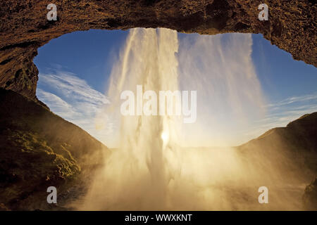 Cascata Seljalandsfoss in controluce, fiume Seljalandsa, Seljaland, Sud Islanda, Islanda, Europa Foto Stock