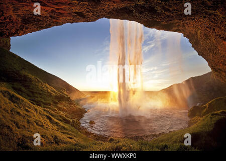 Cascata Seljalandsfoss in controluce, fiume Seljalandsa, Seljaland, Sud Islanda, Islanda, Europa Foto Stock