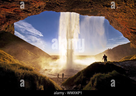 Cascata Seljalandsfoss in controluce, fiume Seljalandsa, Seljaland, Sud Islanda, Islanda, Europa Foto Stock