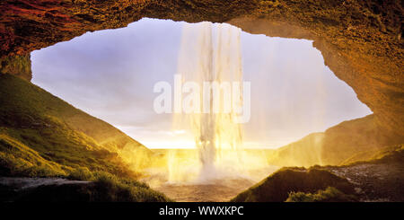 Cascata Seljalandsfoss in controluce, fiume Seljalandsa, Seljaland, Sud Islanda, Islanda, Europa Foto Stock