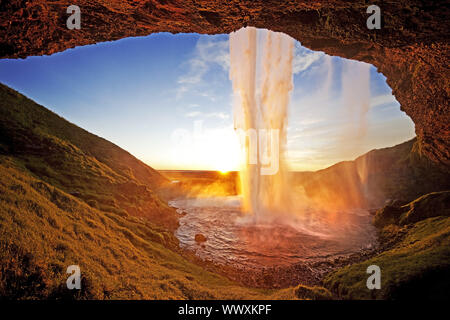 Cascata Seljalandsfoss in controluce, fiume Seljalandsa, Seljaland, Sud Islanda, Islanda, Europa Foto Stock