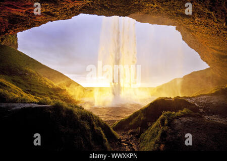 Cascata Seljalandsfoss in controluce, fiume Seljalandsa, Seljaland, Sud Islanda, Islanda, Europa Foto Stock