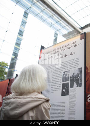 Berlino, Germania. Xvi Sep, 2019. Un visitatore sta in piedi di fronte ad una esposizione board nell atrio della Federal Foreign Office. Credito: dpa picture alliance/Alamy Live News Foto Stock